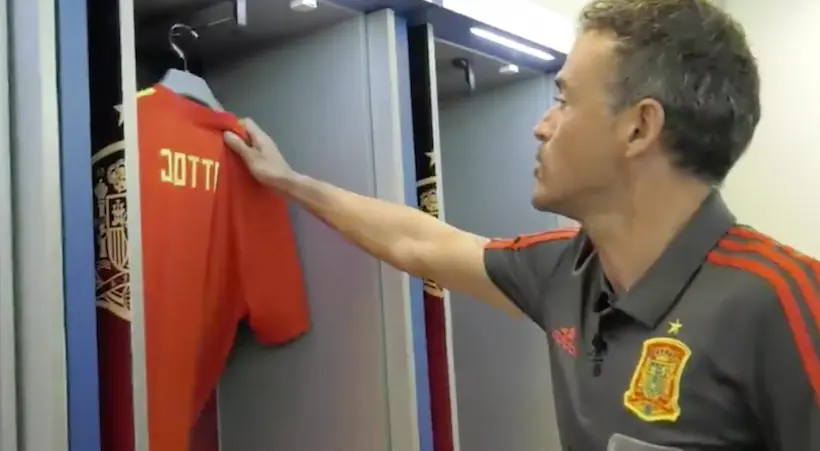 Vidéo : Luis Enrique a dévoilé la dernière liste espagnole en accrochant les maillots de ses joueurs dans un vestiaire