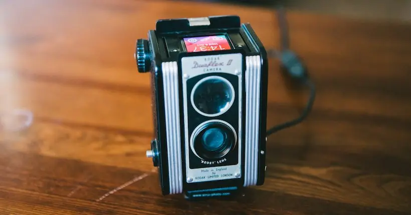 Un vieil appareil et une montre connectée couplés pour créer un diaporama rétro