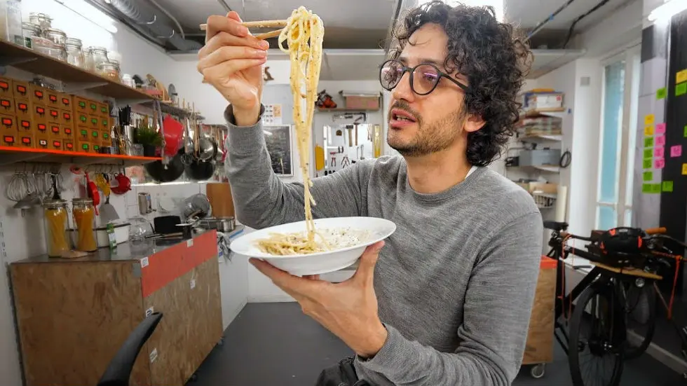 Vidéo : comment un youtubeur a rendu les spaghettis cacio e pepe (encore) meilleurs