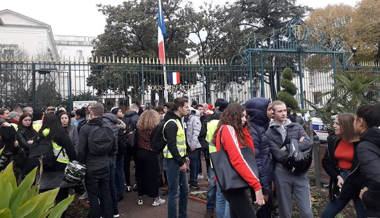 “On rejoint la colère des gilets jaunes” : des blocus de lycées organisés dans toute la France