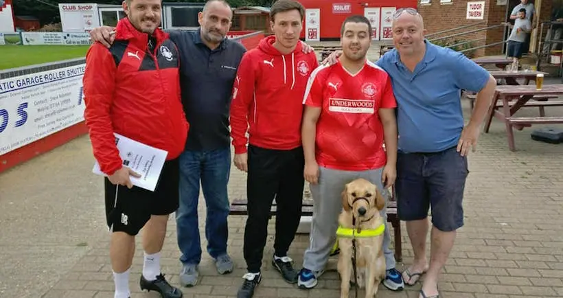 En Angleterre, un malvoyant et son chien guide parcourent chaque semaine des centaines de kilomètres pour voir jouer leur équipe