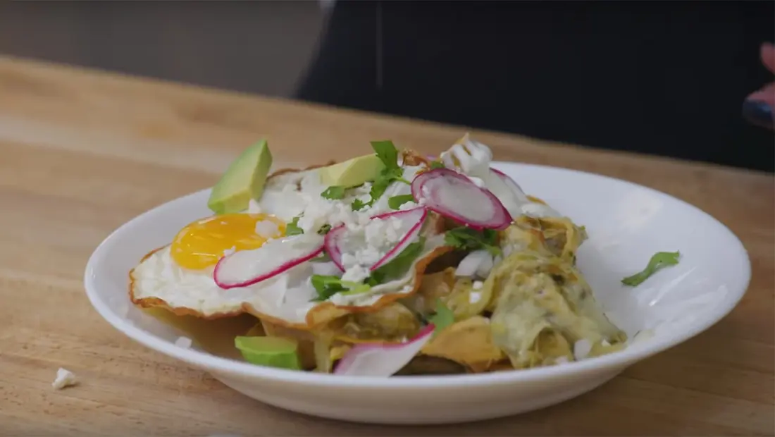 Vidéo : la recette des chilaquiles, un classique mexicain réconfortant