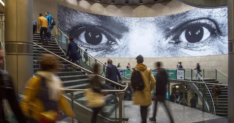 À Paris, JR habille les murs de 11 stations de métro d’immenses paires d’yeux