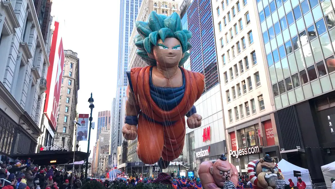 En images : un Son Gokû géant a envahi les rues de New York pour la parade de Thanksgiving