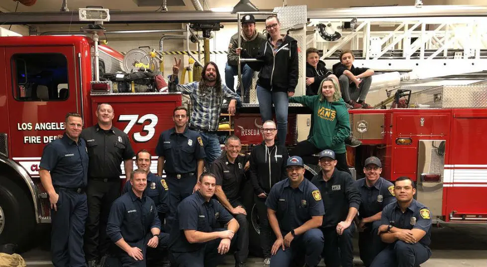 Dave Grohl lance son projet de BBQ en servant les pompiers californiens