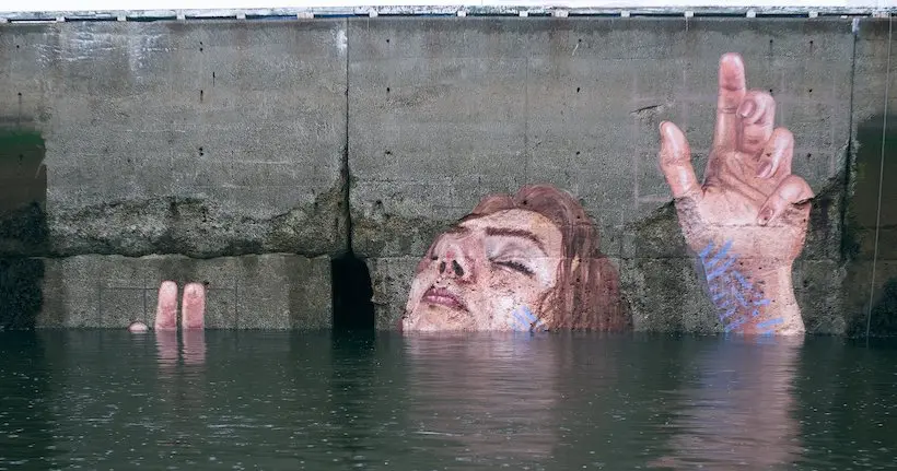 En dessinant des femmes à demi-noyées, le street artist Hula dénonce la montée des eaux