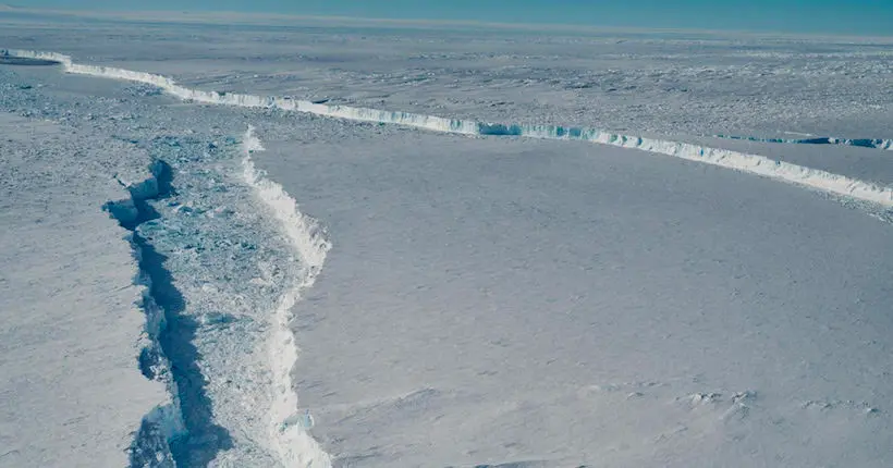 L’image d’un immense iceberg qui craque et se détache de la banquise en Antarctique