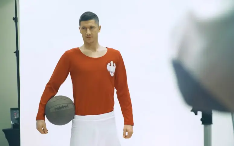 Les joueurs de la Pologne posent avec des maillots rétro pour les 100 ans de la fédération