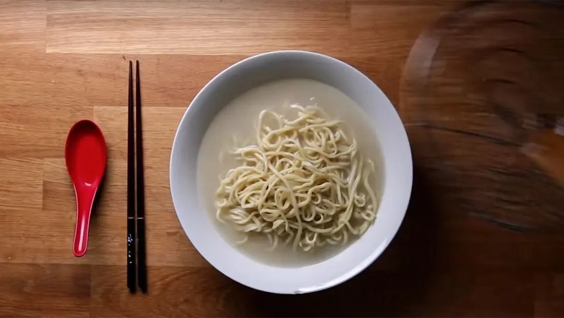 La vidéo fascinante du chef qui fabrique 128 nouilles en 10 secondes