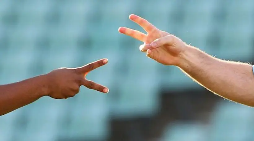 En Angleterre, des arbitres vont organiser des pierre-feuille-ciseaux avant les matches en guise de protestation