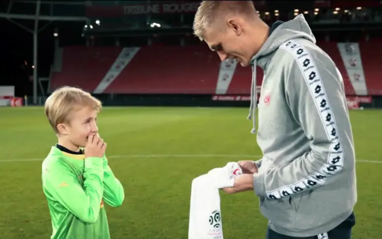 Vidéo : après son départ de Norvège, le gardien de Dijon invite sa plus grande fan à venir le voir jouer en France