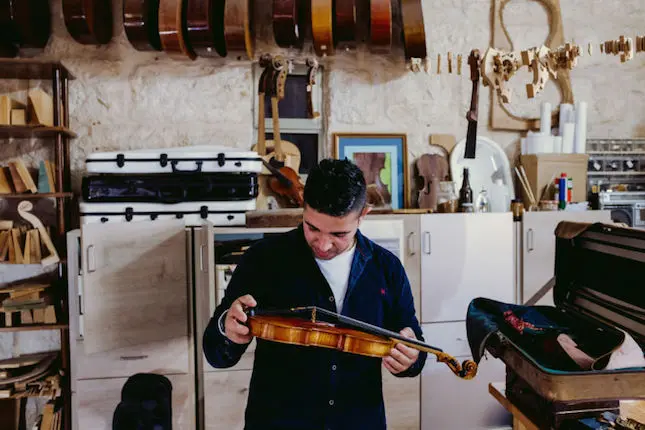 Palestine : un jeune luthier apporte des notes d’espoir avec ses violons