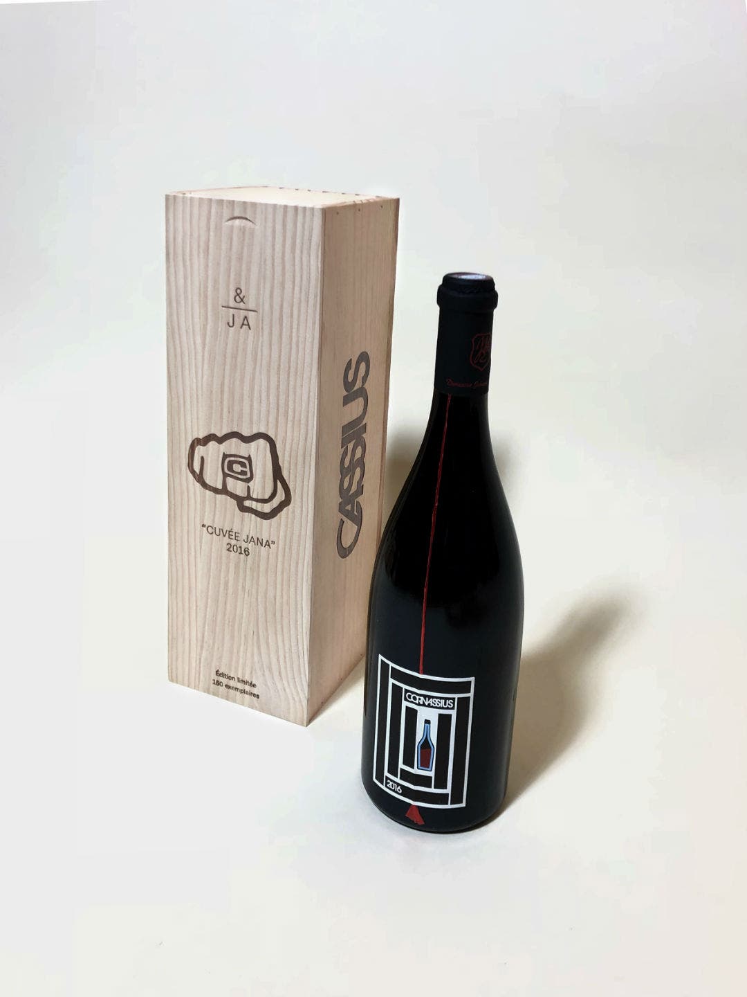 Bouteille de vin cassius de la cuvée 2016 Cornassius et sa boîte en bois.