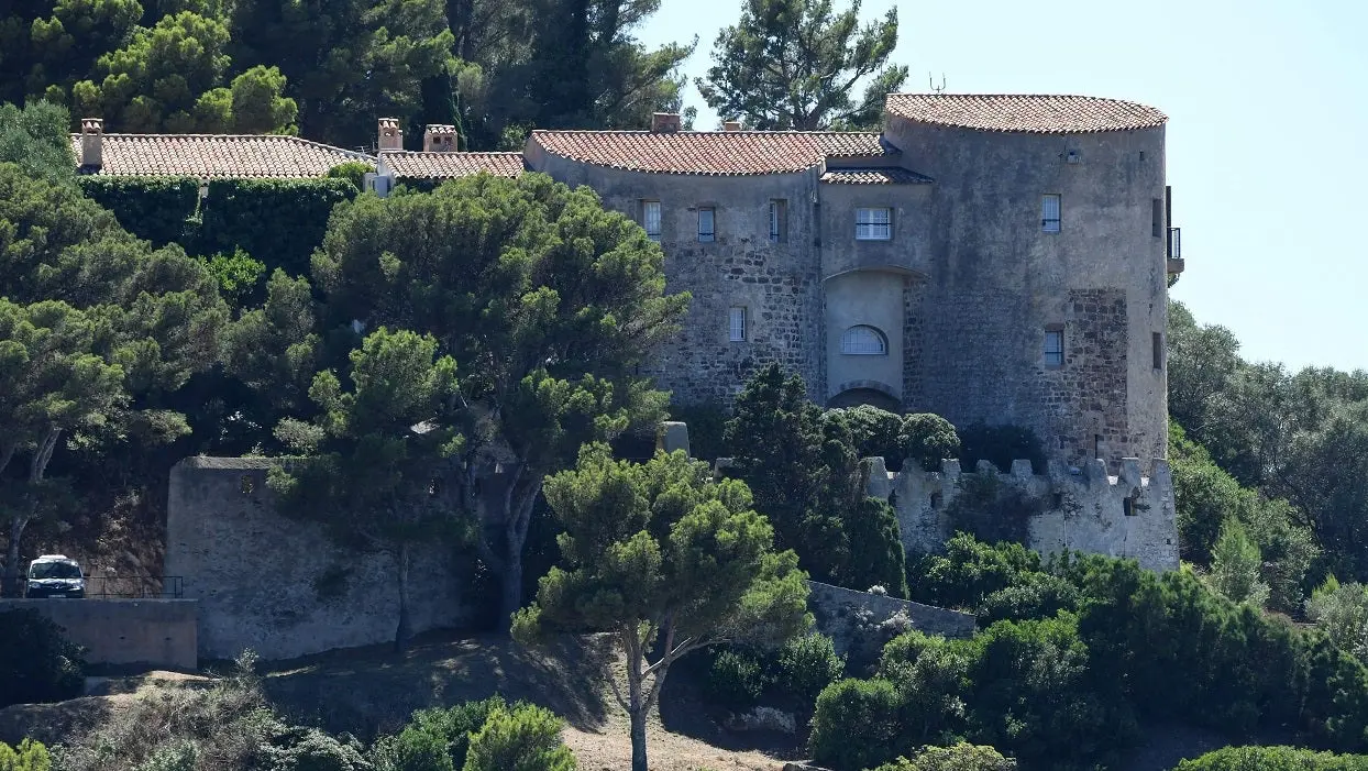 À la recherche d’Emmanuel Macron, des gilets jaunes tentent de prendre le fort de Brégançon