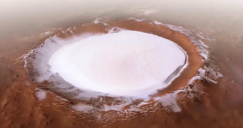Cette nouvelle photo de Mars dévoile un immense cratère rempli de glace