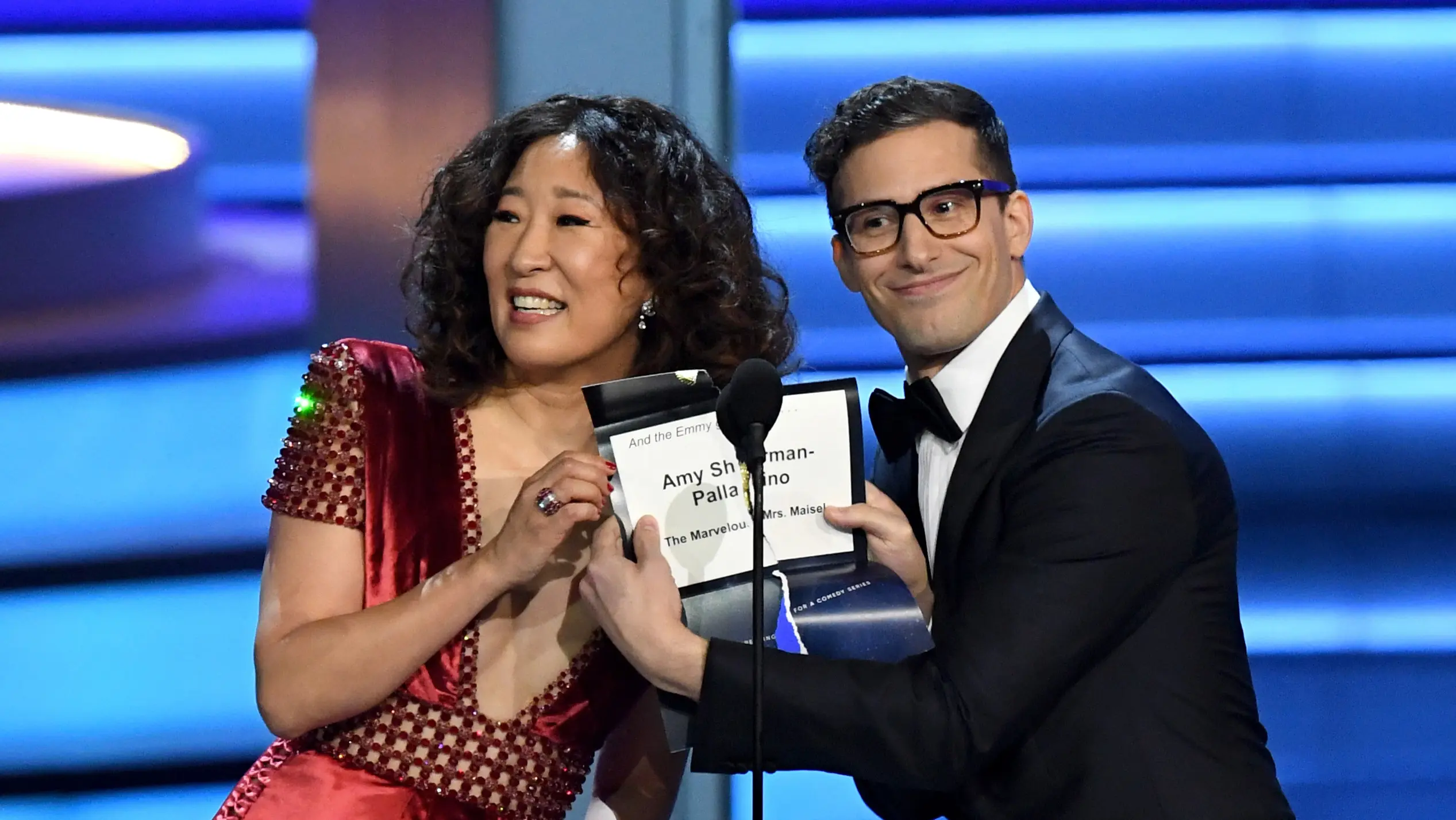 Les prochains Golden Globes seront présentés par Sandra Oh et Andy Samberg