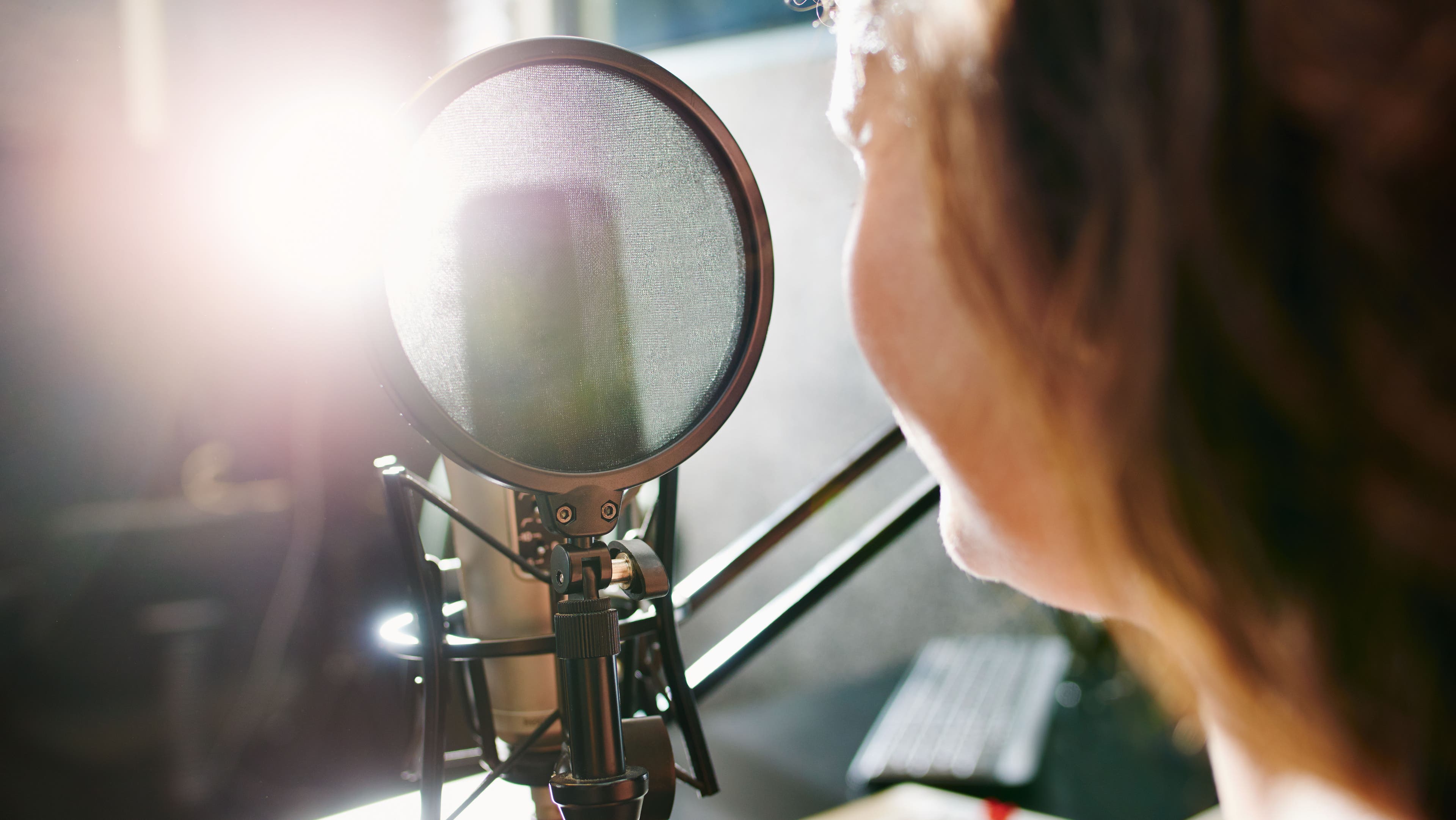 Une animatrice radio plein enregistrement un podcast dans un studio.
