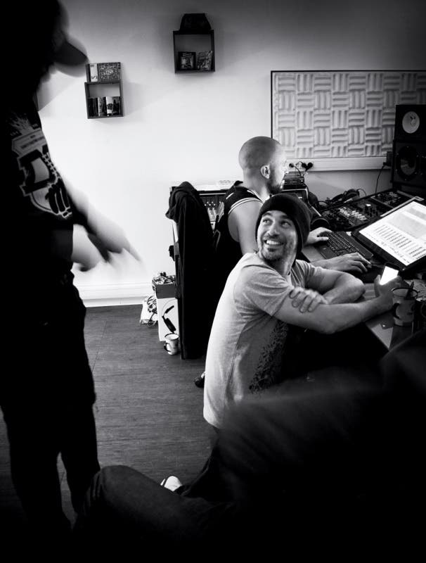 3 des membres d'ATK réuni dans leur studio, en plein enregistrement.
