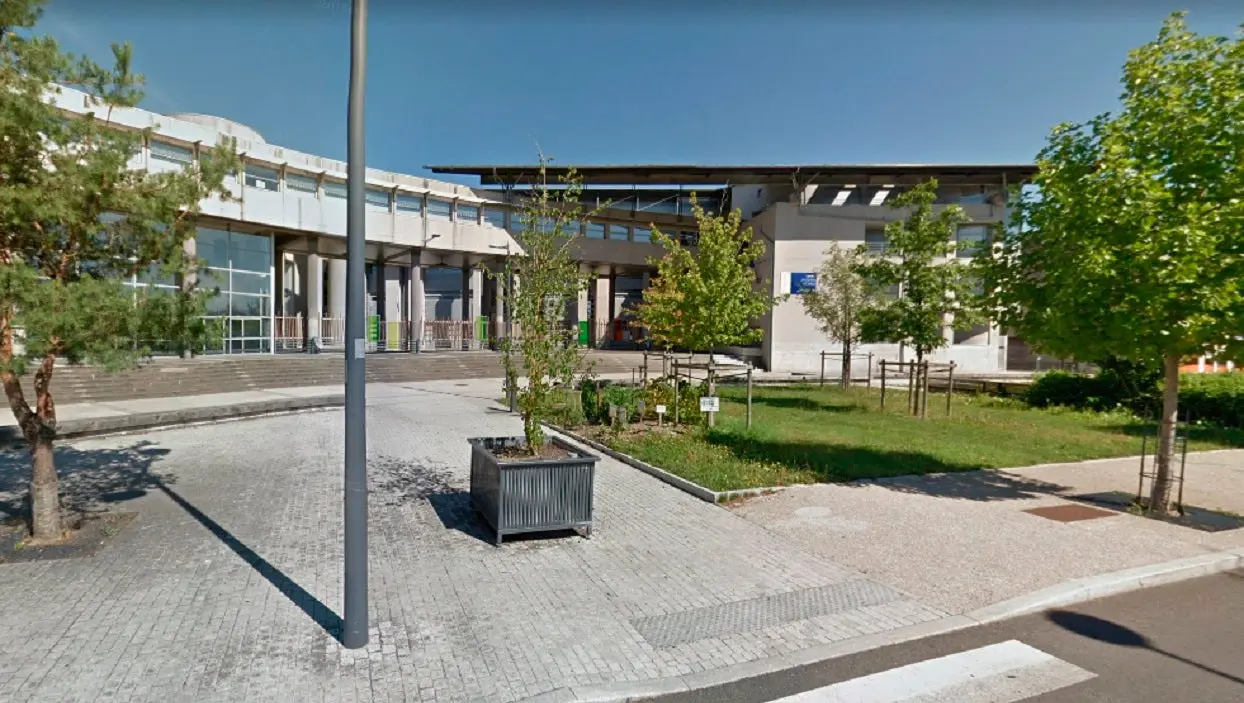Affrontements devant un lycée dans le Loiret : un adolescent grièvement blessé à la tête