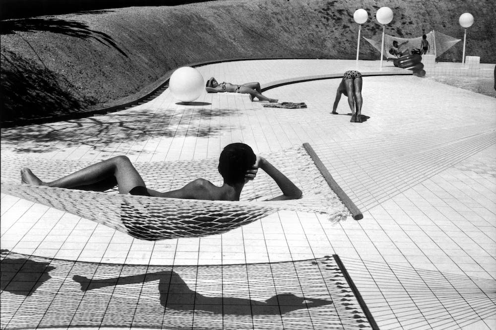 Photographie en noir et blanc de vacanciers en maillots de bain.