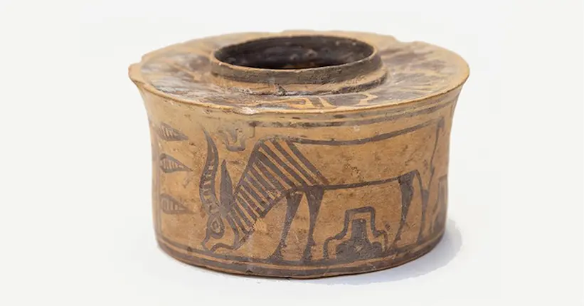 Une poterie ancienne utilisée comme… pot à brosse à dents