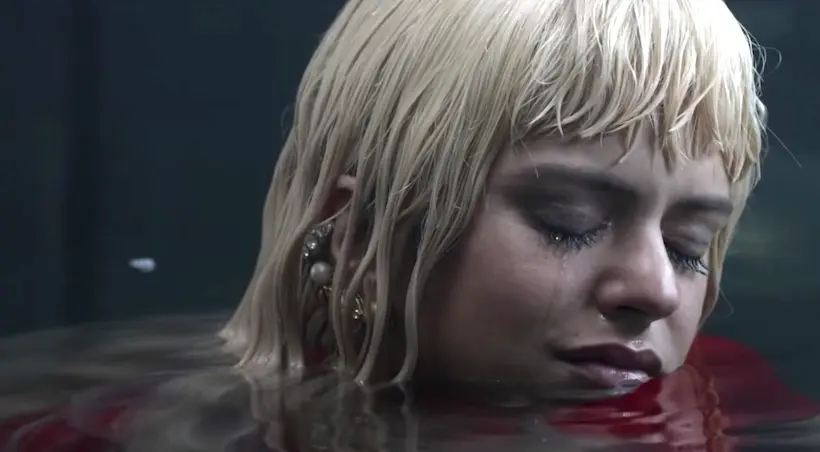Rosalía déverse ses larmes dans le clip de “Bagdad”