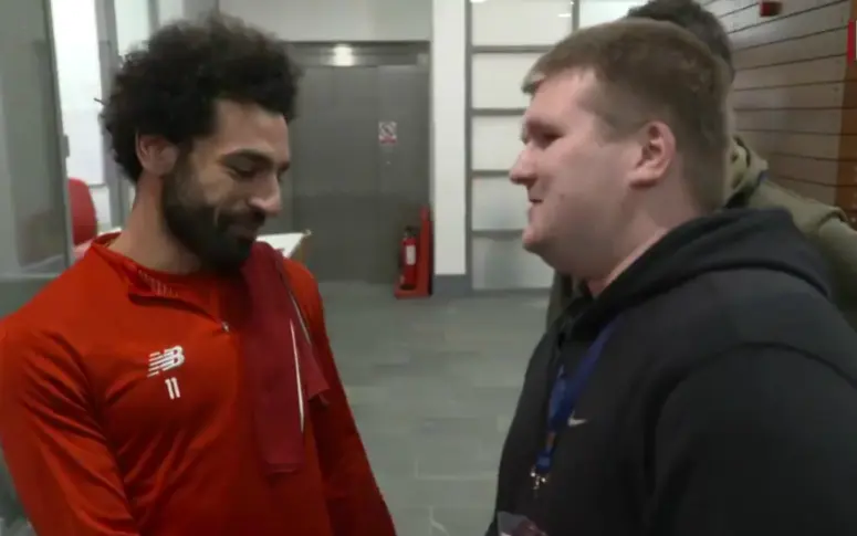 Vidéo : touché par la célébration d’un supporter malvoyant, Salah l’invite au centre d’entraînement de Liverpool