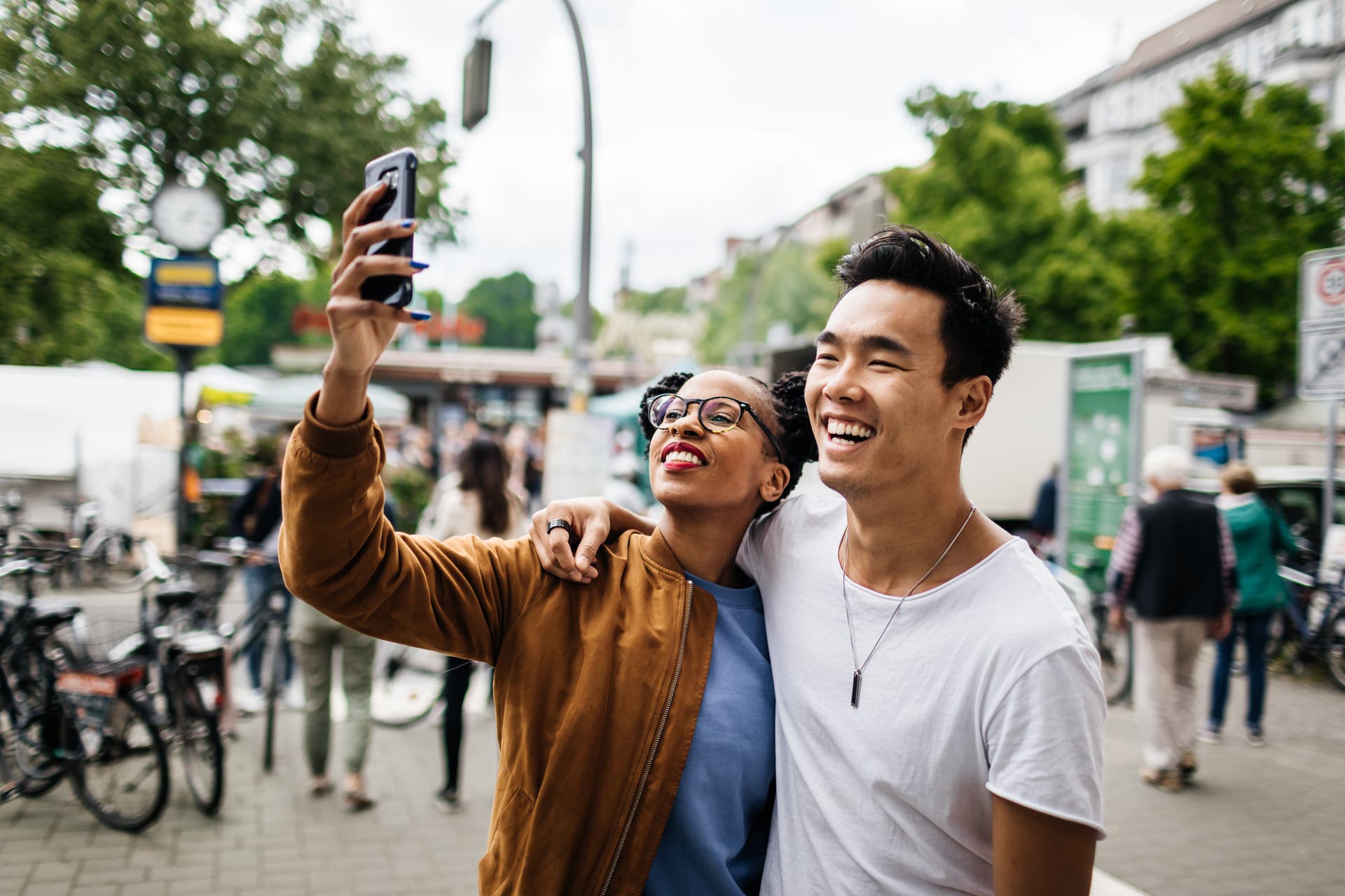 Deux personnes prenant un selfie.