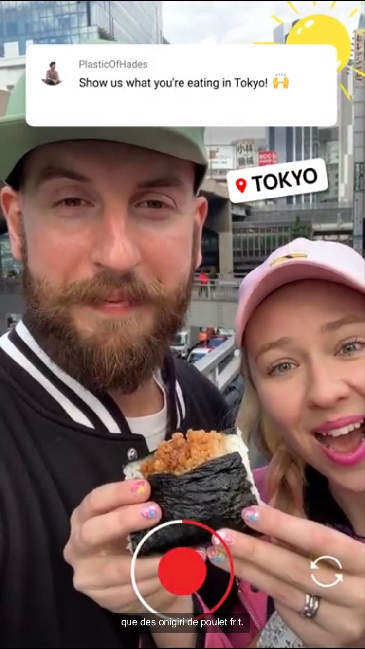 Deux YouTubers se filent en dégustant des onigiri de poulet frits.