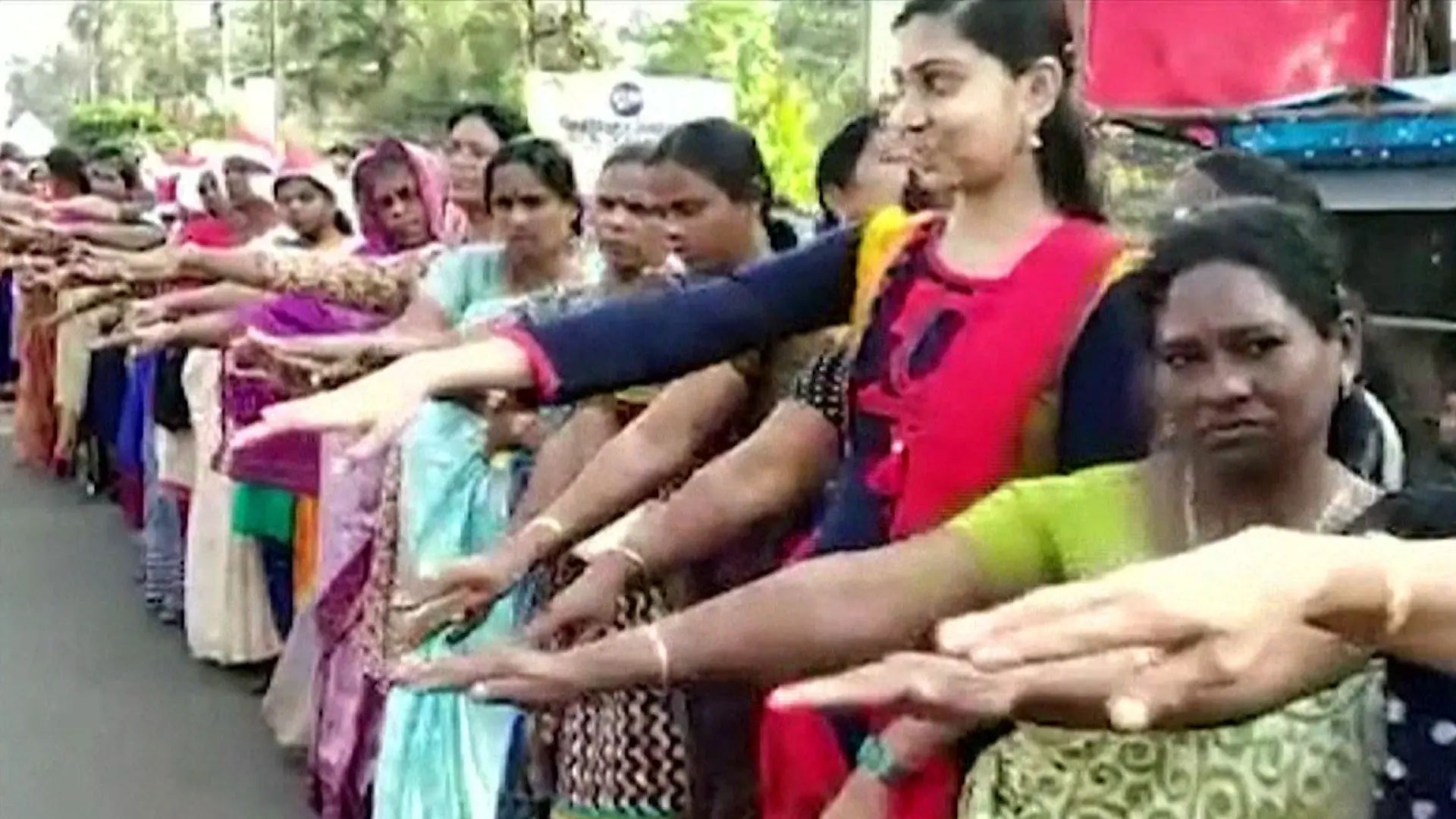 Vidéo : en Inde, une chaîne humaine de femmes pour réclamer le droit d’entrer dans un temple