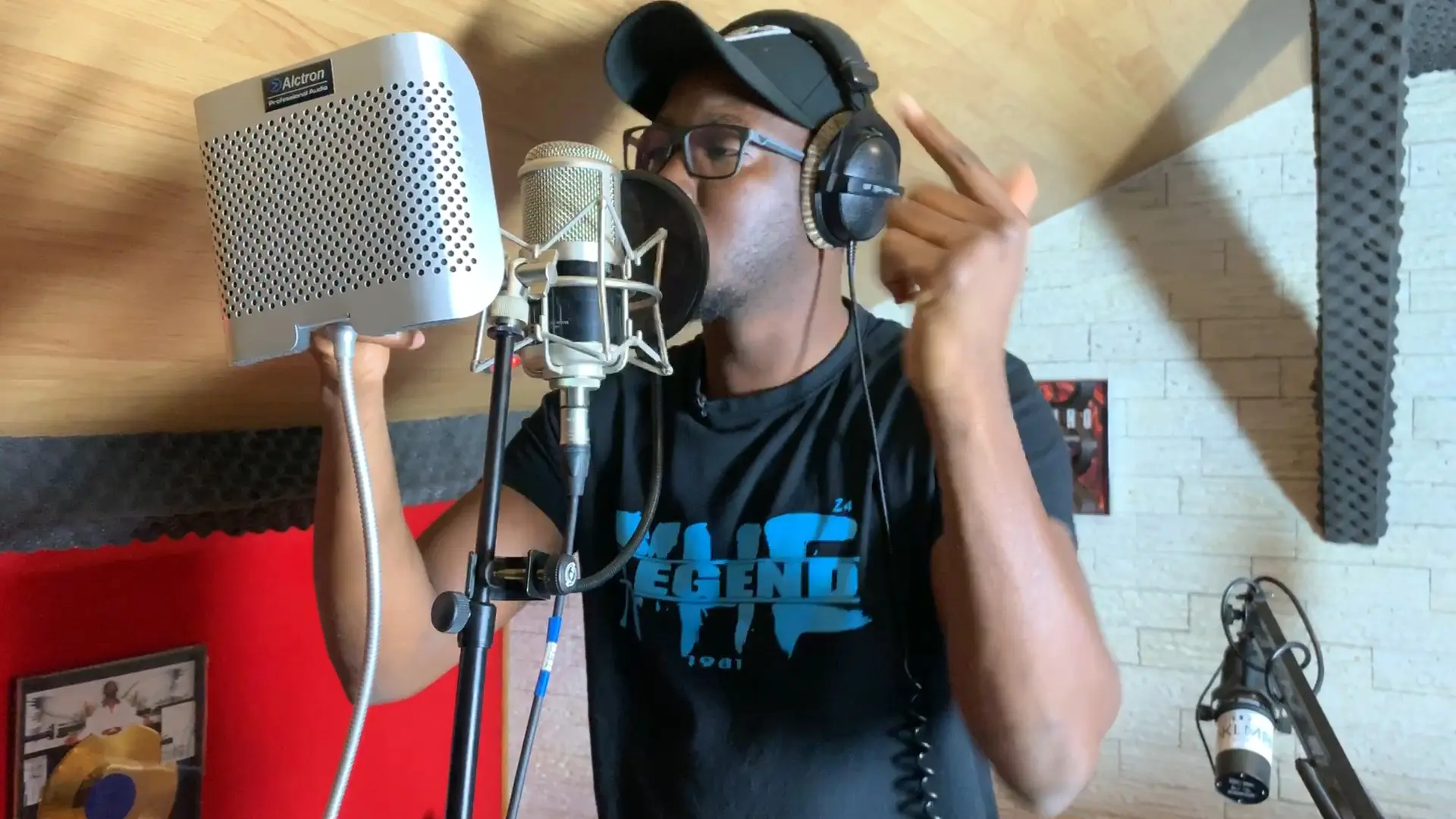 Vidéo : repenti, Adama Camara fait rapper les jeunes de quartiers ennemis contre la violence