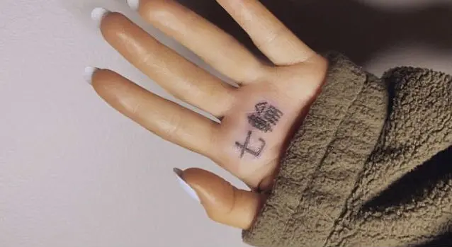 Ça pique : le nouveau tattoo d’Ariana Grande signifie “petit barbecue” au lieu de “7 Rings”