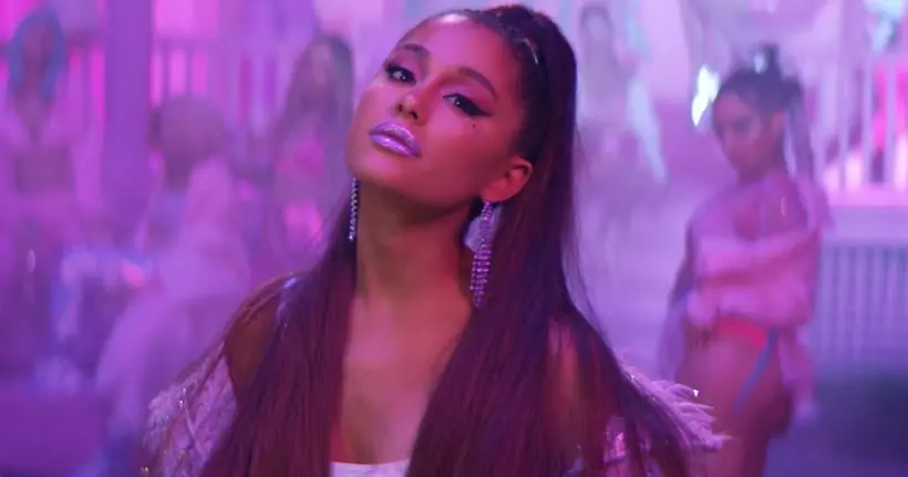 Ariana Grande ramène ses BFF dans le clip de “7 rings”, son puissant nouveau single