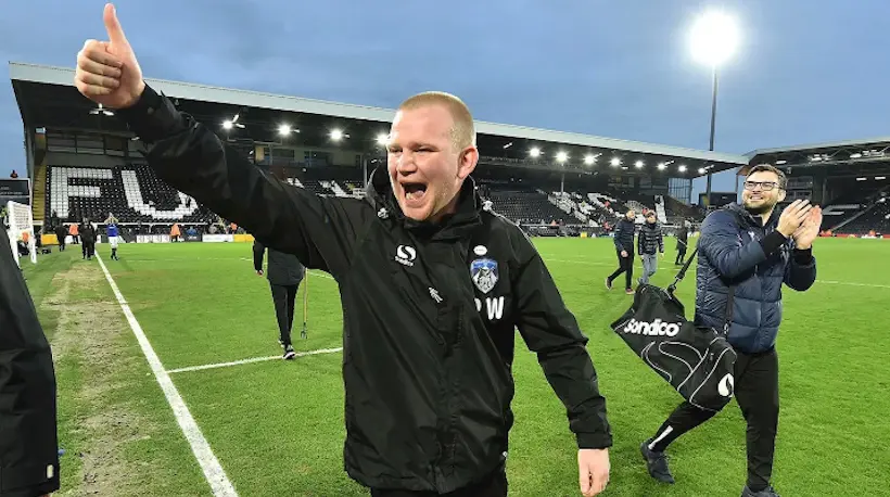 Supporter d’Oldham depuis 28 ans, il en devient coach et réalise l’exploit de sortir Fulham 10 jours plus tard