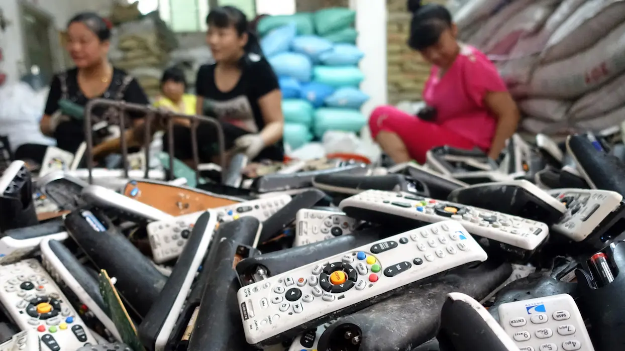 Peu recyclés, encombrants et chers : à Davos, des experts alertent sur les déchets électroniques