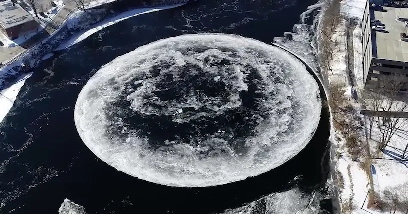 En images : un énorme cercle de glace aux allures de vortex s’est formé dans une rivière