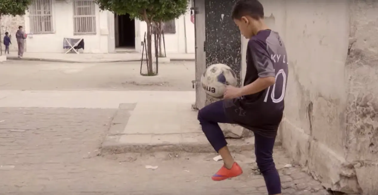 Le foot de rue à l’honneur dans le clip de Booba et Médine, “KYLL”, tourné à Alger
