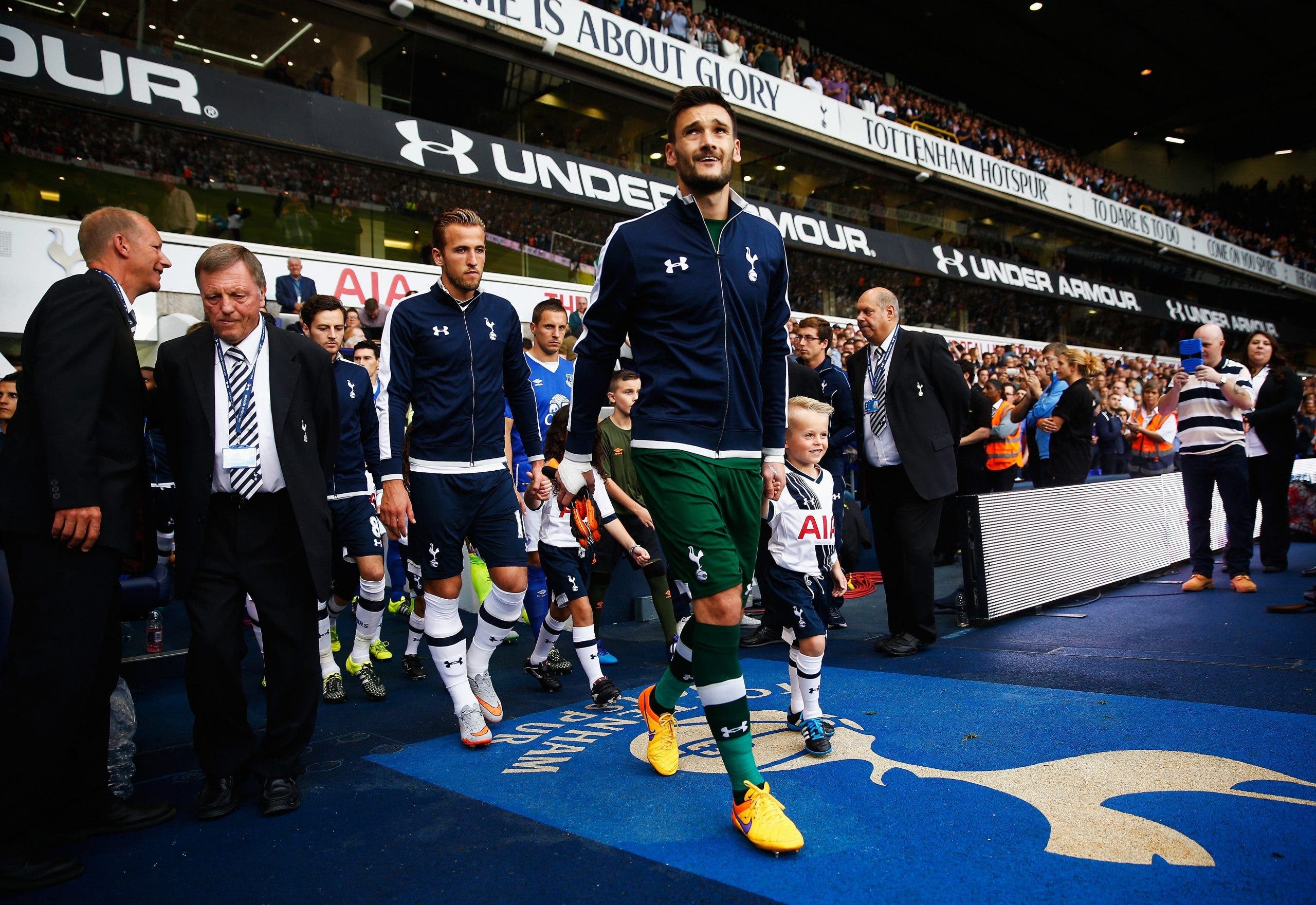 <p>LONDON, ENGLAND &#8211; AUGUST 29: Hugo Lloris of Tottenham Hotspur leads the team mates to enter the pitch prior to the Barclays Premier League match between Tottenham Hotspur and Everton at White Hart Lane on August 29, 2015 in London, England. (Photo by Julian Finney/Getty Images)</p>
