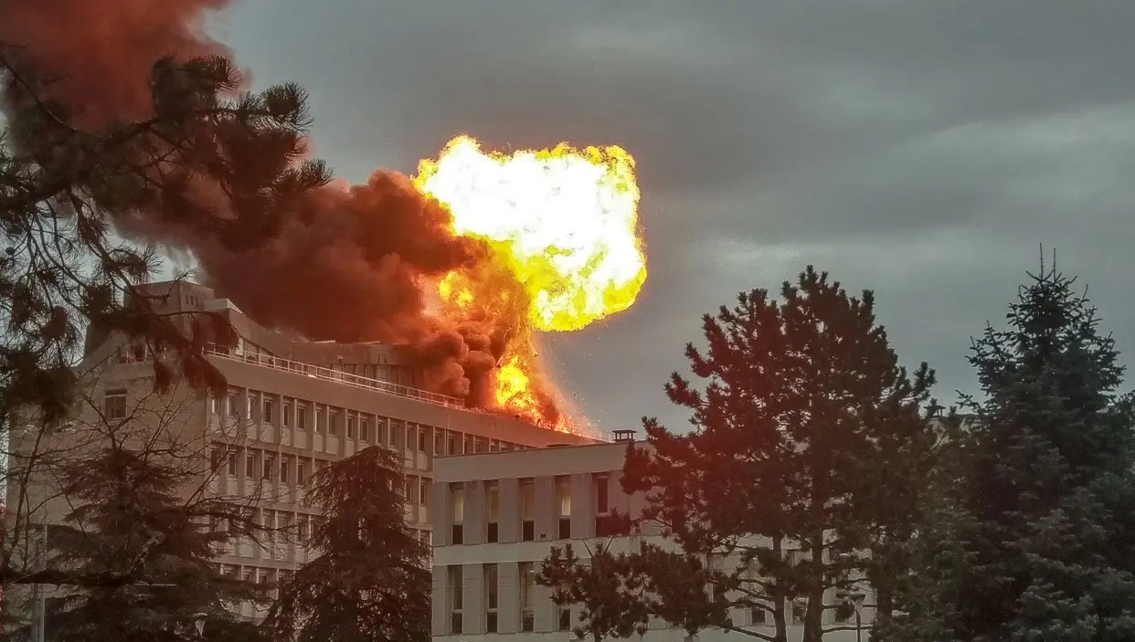 Les images impressionnantes de l’explosion à l’université Lyon-I