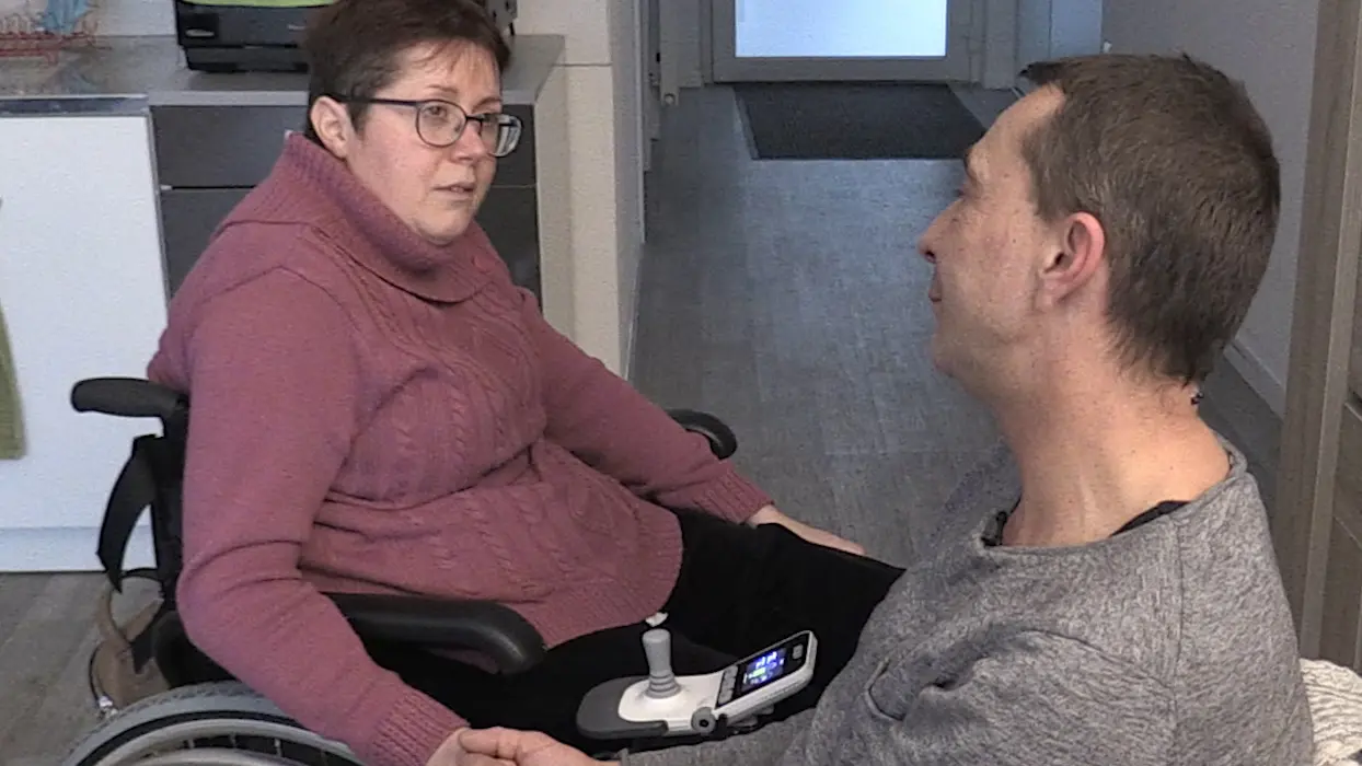 Vidéo : Peggy vit en fauteuil, Mickaël est son assistant sexuel