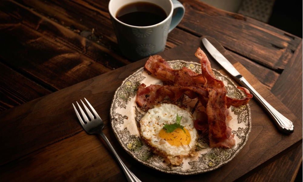 Pourquoi les Américains mangent des œufs avec du bacon le matin ?