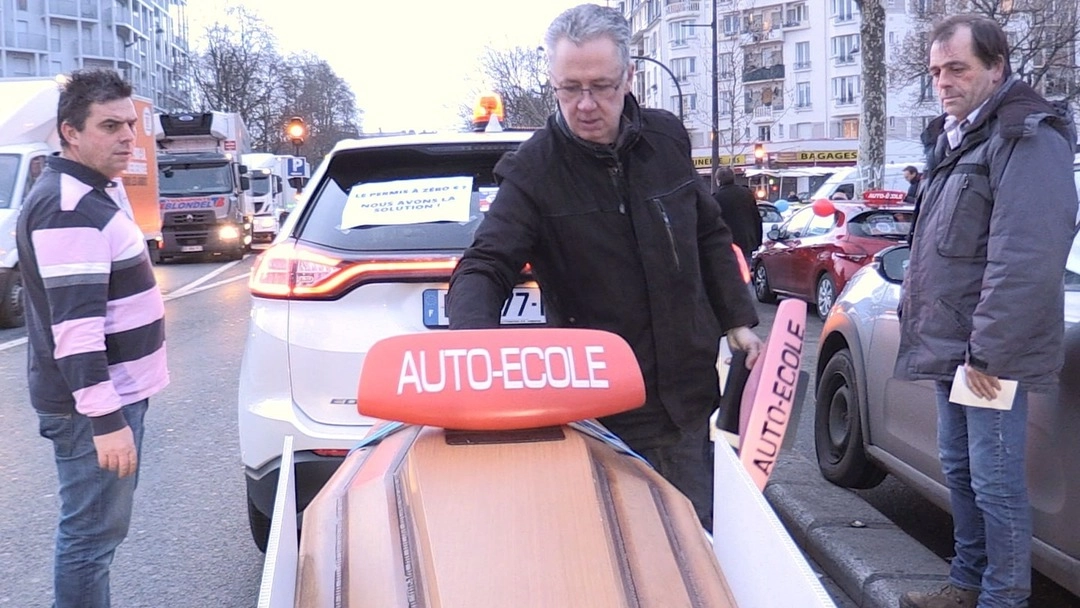 Vidéo : des auto-écoles manifestent contre la réforme du permis de conduire