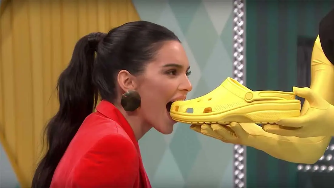 Vidéo : Kendall Jenner croque une Crocs chez Jimmy Fallon