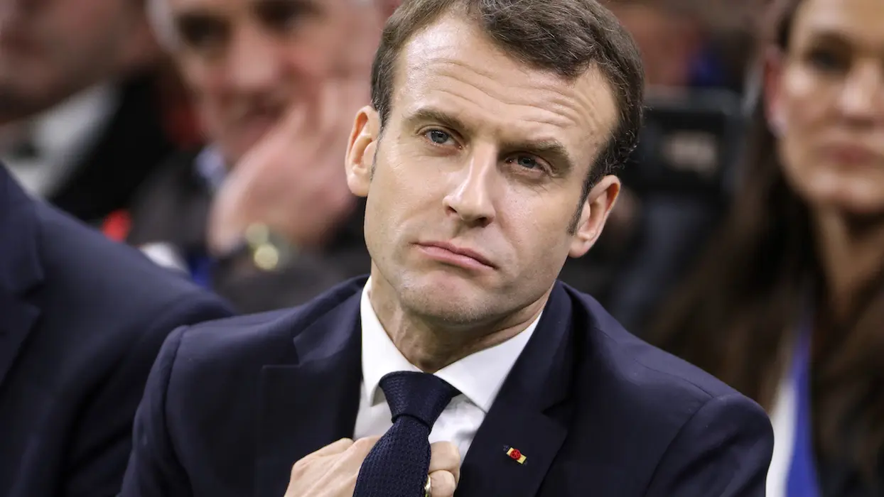 Emmanuel Macron dit vouloir “faire plus attention” à ses petites phrases