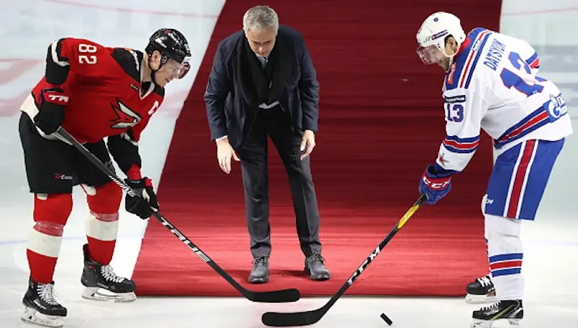 Vidéo : invité pour un match de hockey, Mourinho s’est tapé la plus belle gamelle de l’année