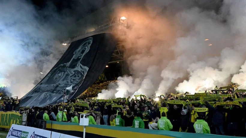 Le FC Nantes sanctionné par la LFP pour usage de fumigènes lors de l’hommage à Sala