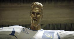 Vidéo : la camera cachée géniale de Beckham qui découvre une statue de lui ratée