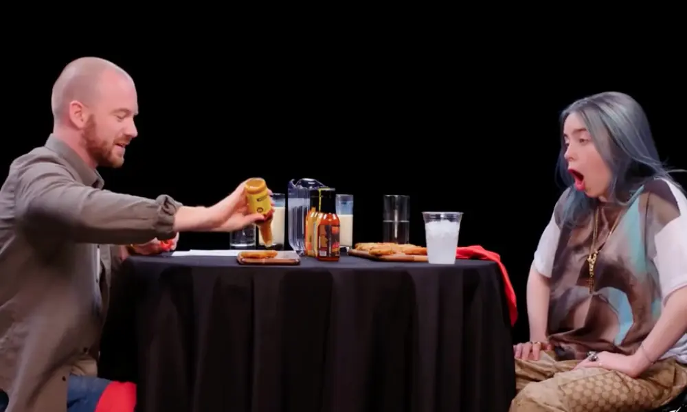 Vidéo : quand la chanteuse Billie Eilish se frotte aux wings épicées véganes de Hot Ones