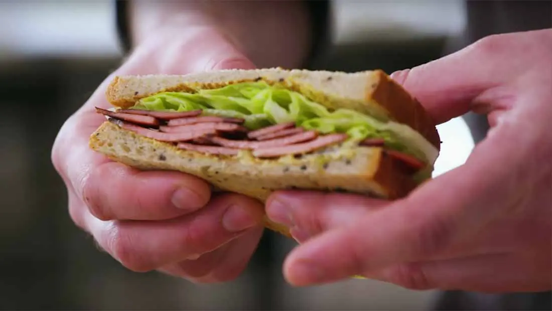 Vidéo : zoom sur un classique américain, le “bologna sandwich”