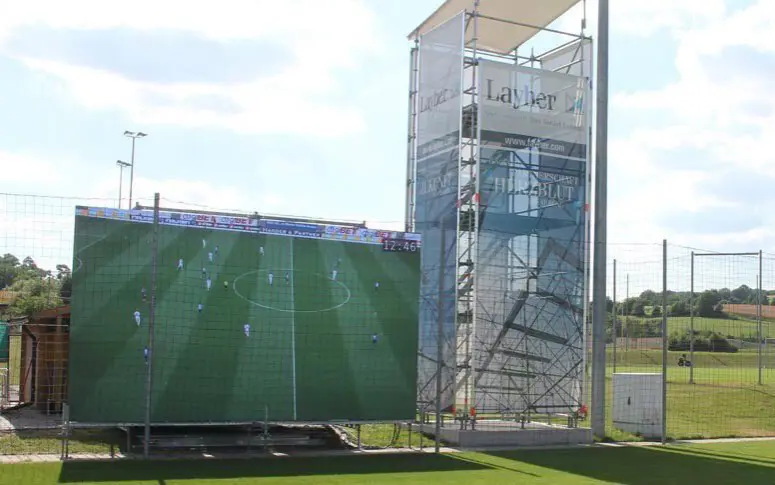À Hoffenheim, un immense écran a été installé pour analyser les entraînements en direct
